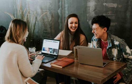 mais recente caso da empresa sobre Carteira de documentos de plástico segura e leve, com 200 g de peso e fechamento por botão